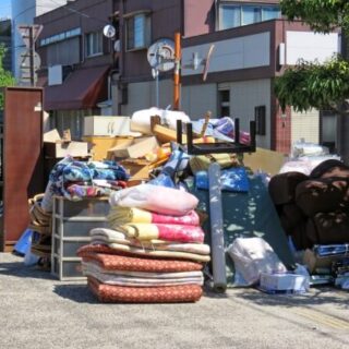 実家のゴミ屋敷化はなぜ起こる?片づけられない原因と対処法