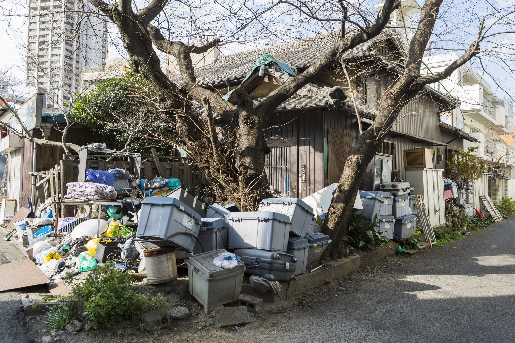 ゴミ屋敷は運気を下げる？風水で見る片付けの重要性