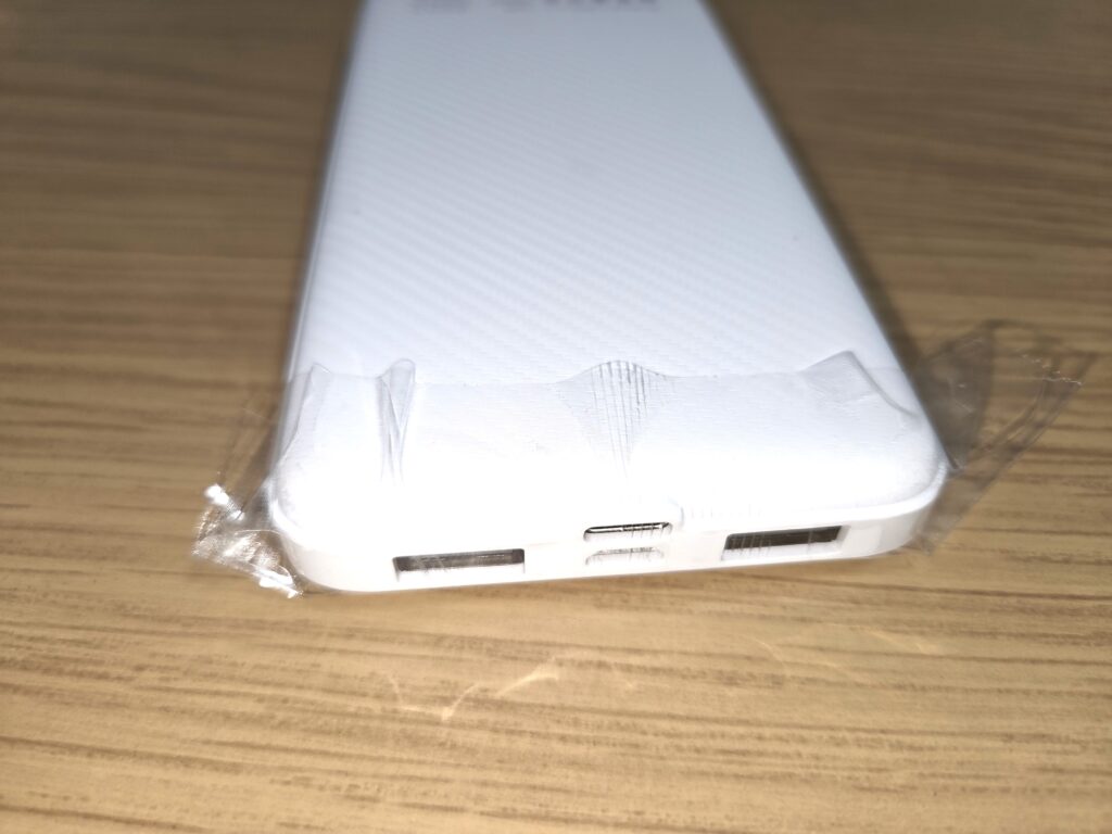 端子を覆い絶縁する