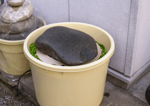 漬物石の処分方法をプロが解説！素材による違いや注意点、費用比較も