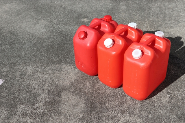 古い灯油や農薬などの扱いに注意する