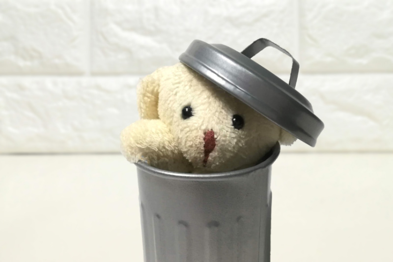 ぬいぐるみを捨てる
