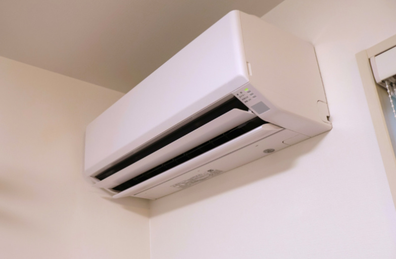 残置物のエアコンが壊れたら費用は誰が負担？撤去・処分方法や注意点も解説