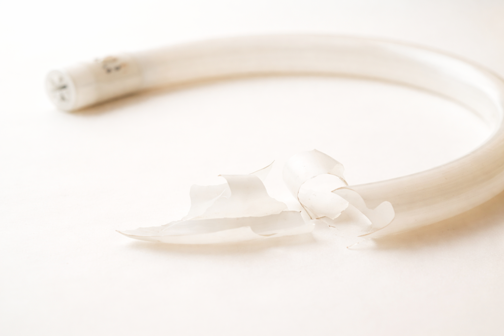 割れた蛍光灯を安全に片付けるには